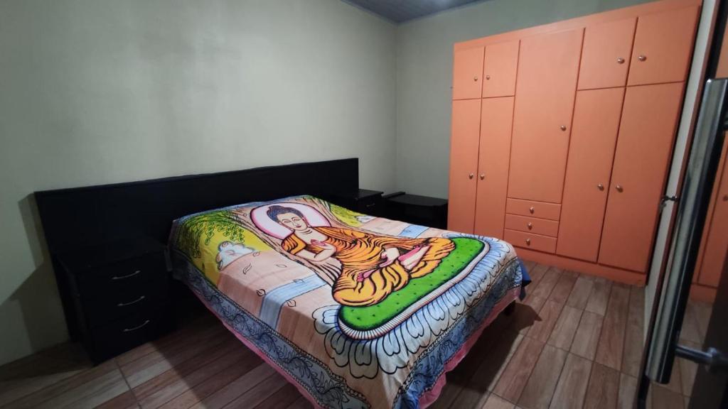 um quarto com uma cama com um tigre pintado em Casa completa com 2 quartos de casal em Torres em Torres