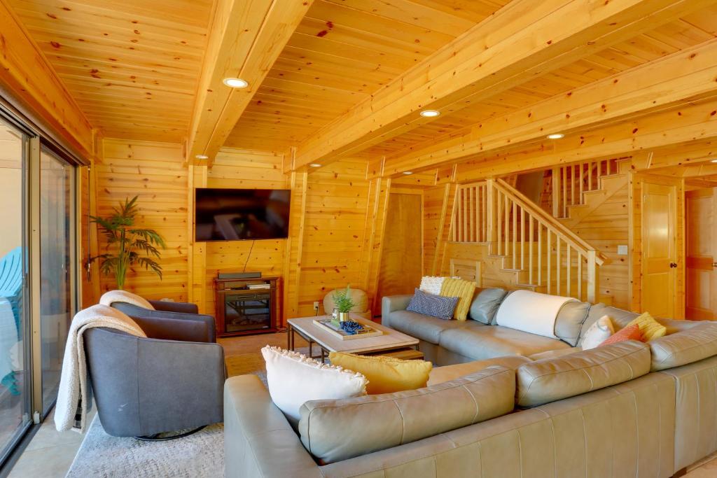 sala de estar con sofá y mesa en Westwood Lakefront Cabin with Hot Tub and Boat Dock! en Westwood