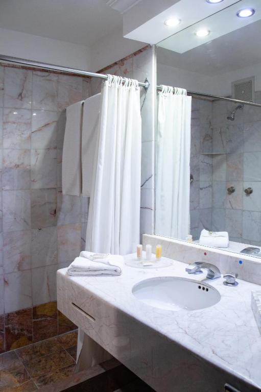 Koupelna v ubytování Plaza Camelinas Hotel