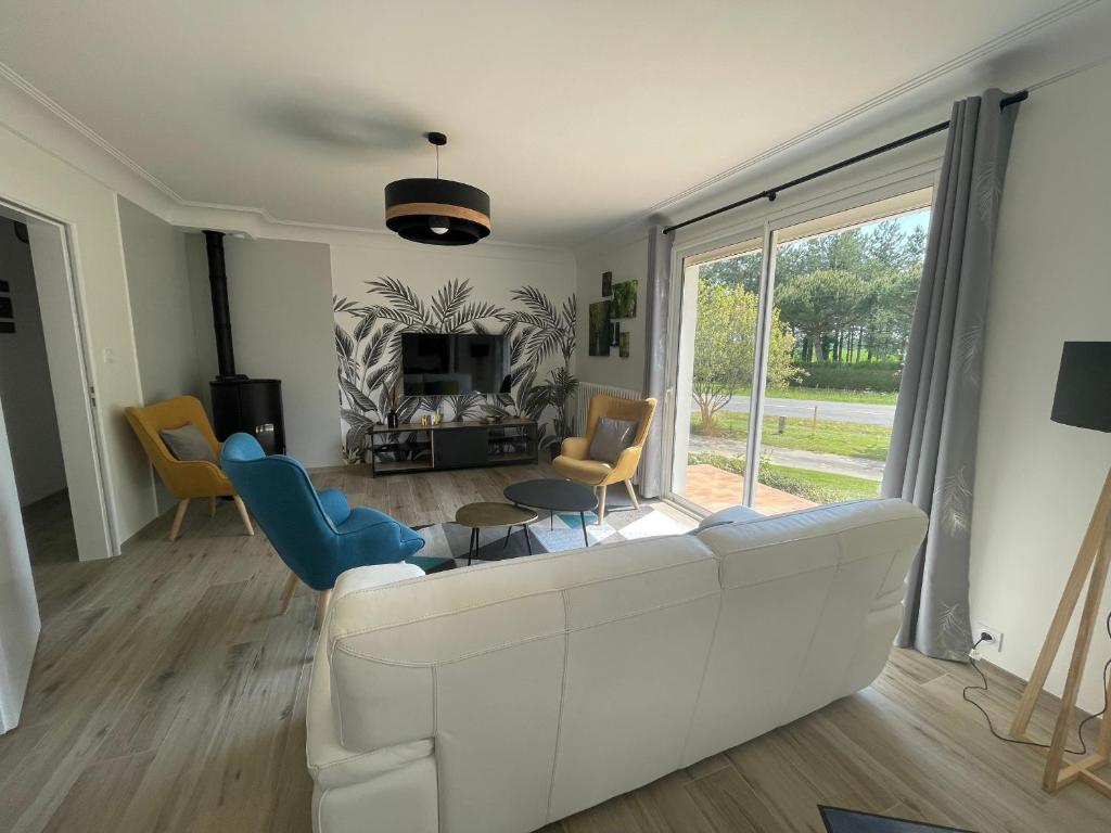 Maison contemporaine rénovée avec étang privé et terrasse, proche plage - 3 chambres, wifi inclus - FR-1-426-517 - Holiday Home