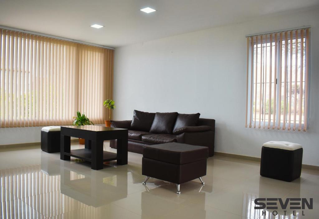uma sala de estar com um sofá e uma mesa em Seven Hotel - Juana Koslay San Luis em Juana Koslay 