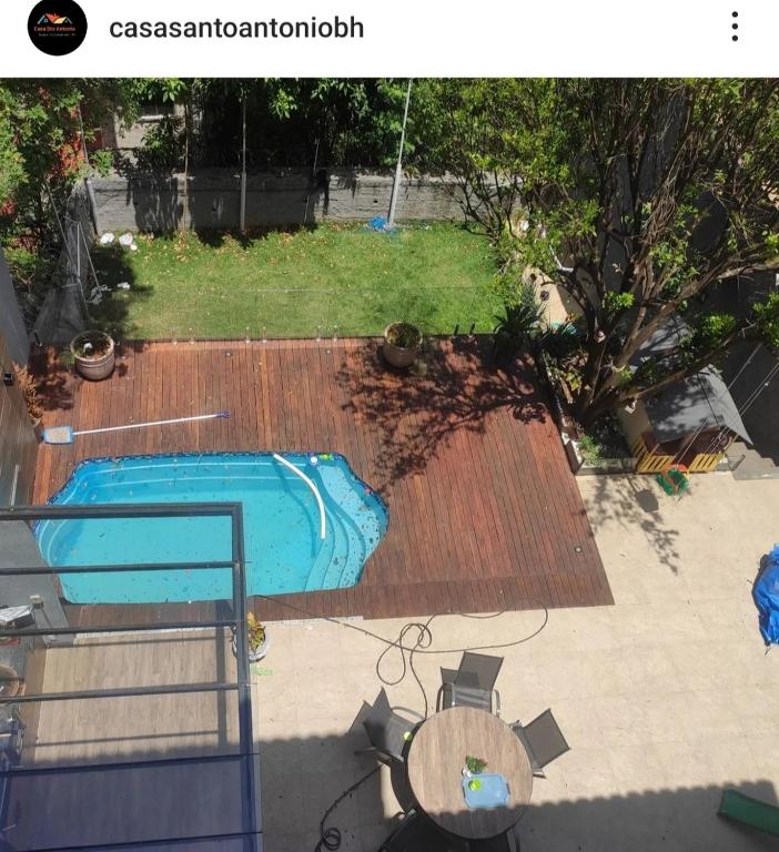 an overhead view of a backyard with a swimming pool at Hidro, piscina aqc, próx savassi in Belo Horizonte