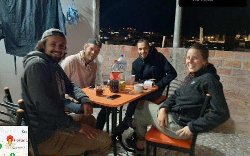 um grupo de pessoas sentadas em torno de uma mesa em um restaurante em Hostal El Ángel em Chachapoyas
