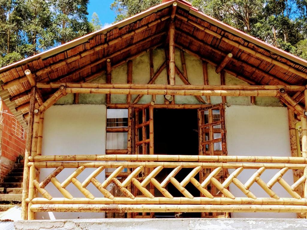 una casa de bambú en construcción con la puerta abierta en Alojamiento Campestre Finca Mi Ranchito, en Pereira