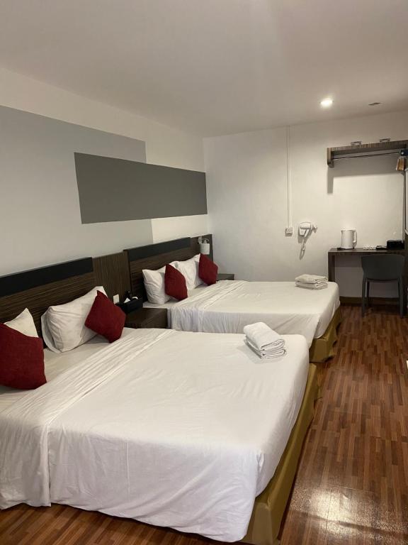 Postel nebo postele na pokoji v ubytování V Hotel Johor Bahru