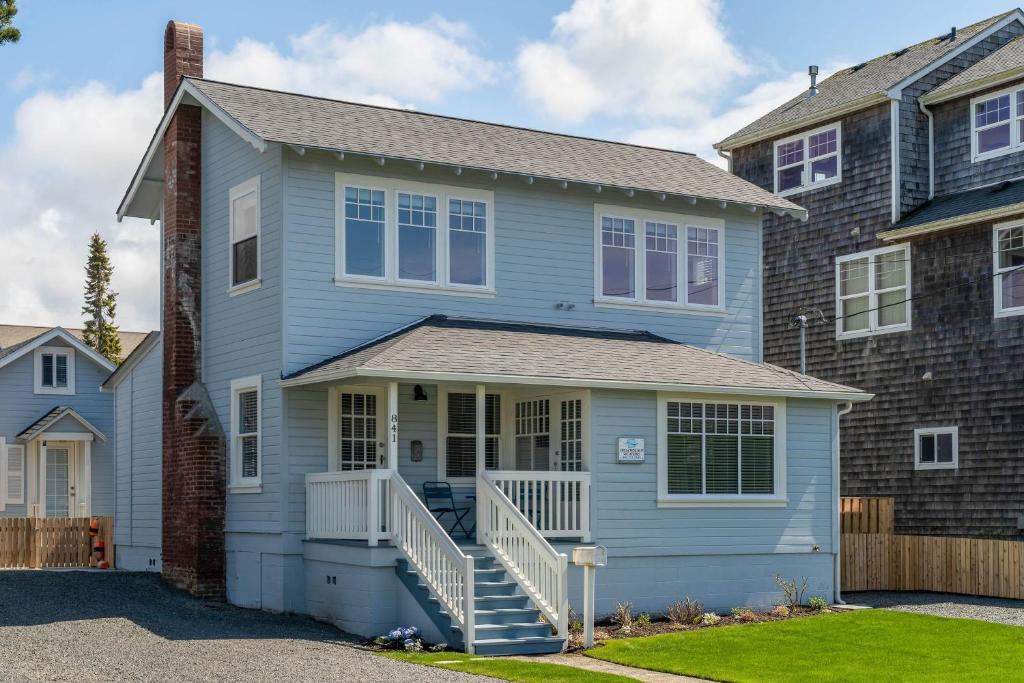 una casa azul con una escalera delante de ella en Hydrangea House, en Seaside