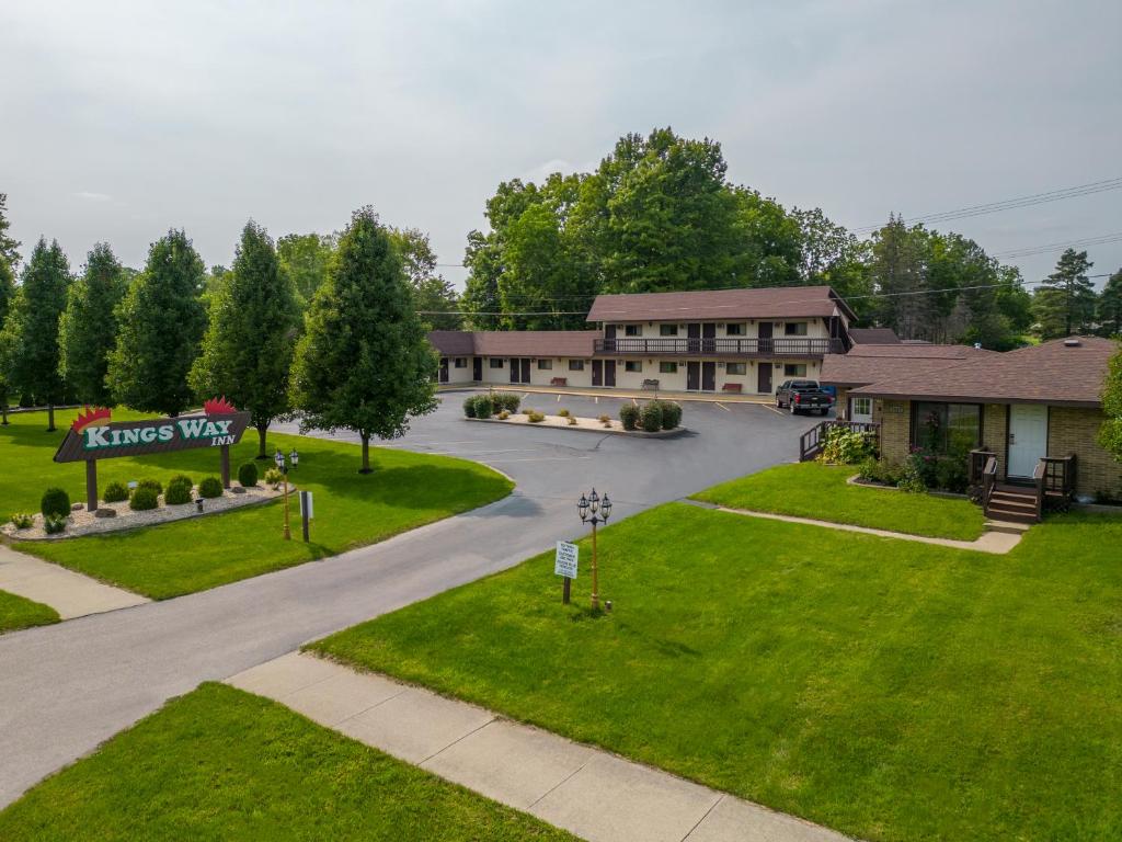 an aerial view of a house with a driveway at Kingsway Inn in Caro