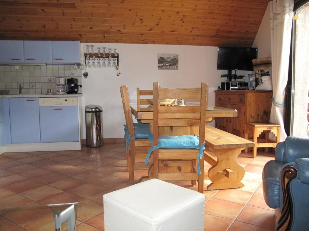 une cuisine et une salle à manger avec une table et des chaises dans l'établissement Charmant 4 pièces pour 6 pers., à 300m des pistes avec Wi-Fi, balcon et parking, Villeneuve - FR-1-762-3, à La Salle Les Alpes
