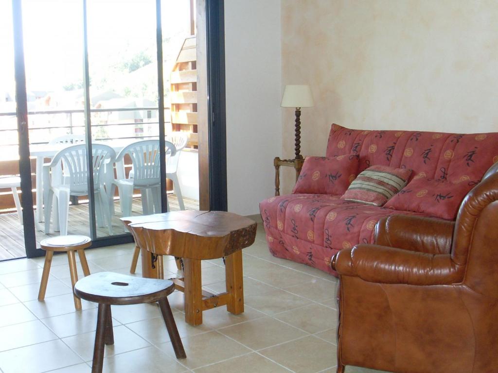 ein Wohnzimmer mit Sofa und Tisch in der Unterkunft Appartement 3 pièces, Wi-Fi, Parking, proche des pistes - Briançon - FR-1-762-36 in Briançon