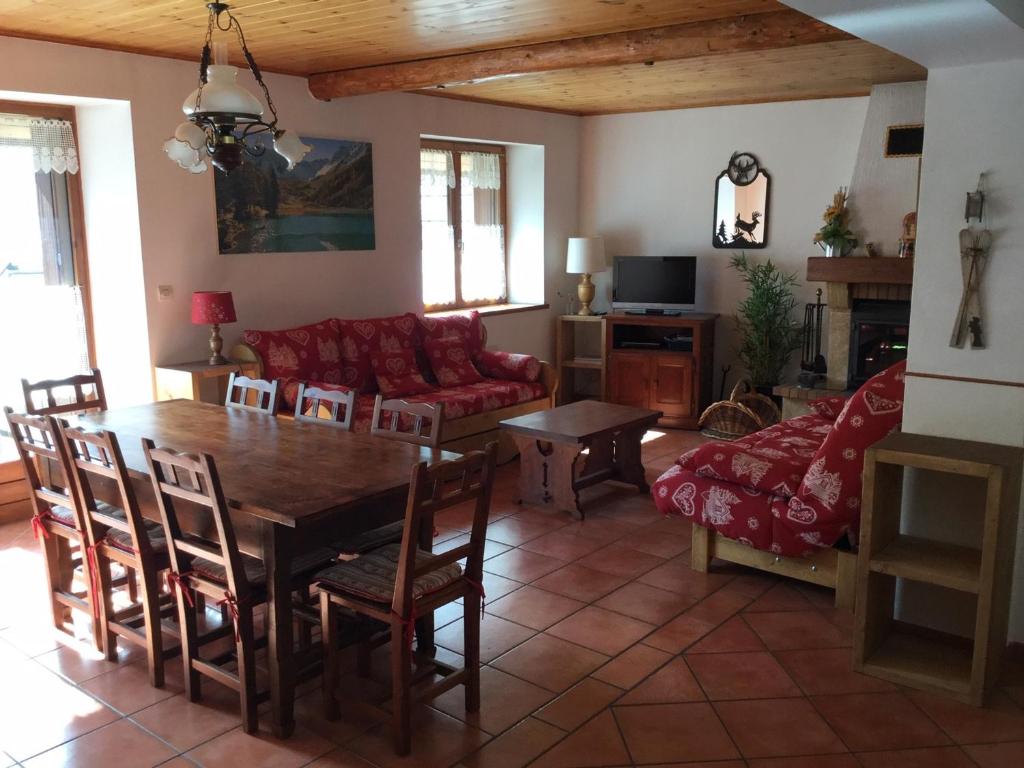 a living room with a table and a couch at Charmant duplex 3 chambres, 8 personnes avec jardin, cheminée, proche pistes - Serre Chevalier - FR-1-762-32 in La Salle Les Alpes