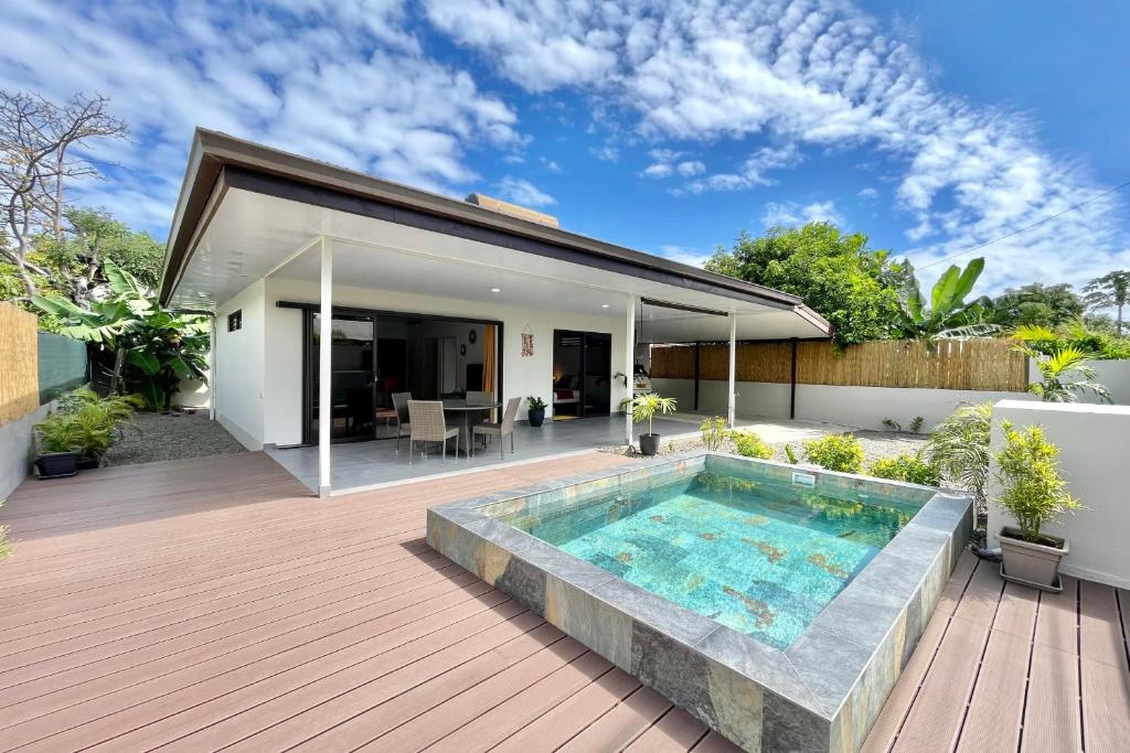 une arrière-cour avec une piscine et une maison dans l'établissement Muna house and private pool - AC - optic fiber Wi-Fi - 3 pers, à Punaauia
