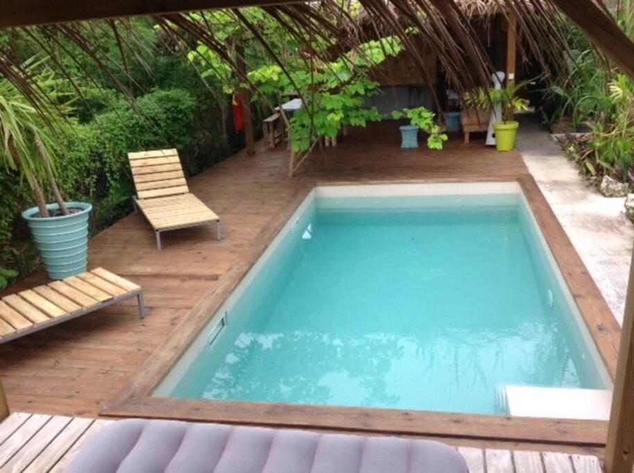 大博格LE ZAYENN gîte côté canne的木制甲板上的游泳池,配有椅子和桌子