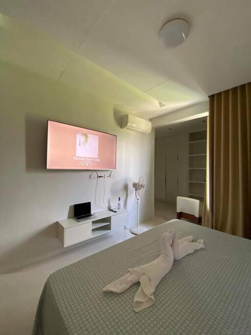 TV a/nebo společenská místnost v ubytování Sunset House