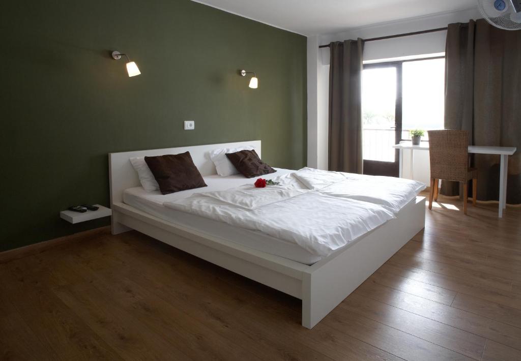 Postel nebo postele na pokoji v ubytování SEVEN Hostal