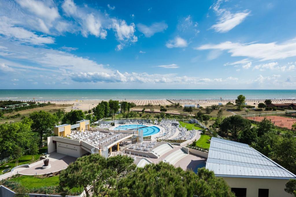 ビビオーネにあるLaguna Park Hotel 4Superiorのプールとビーチのあるリゾートの空からの景色を望めます。