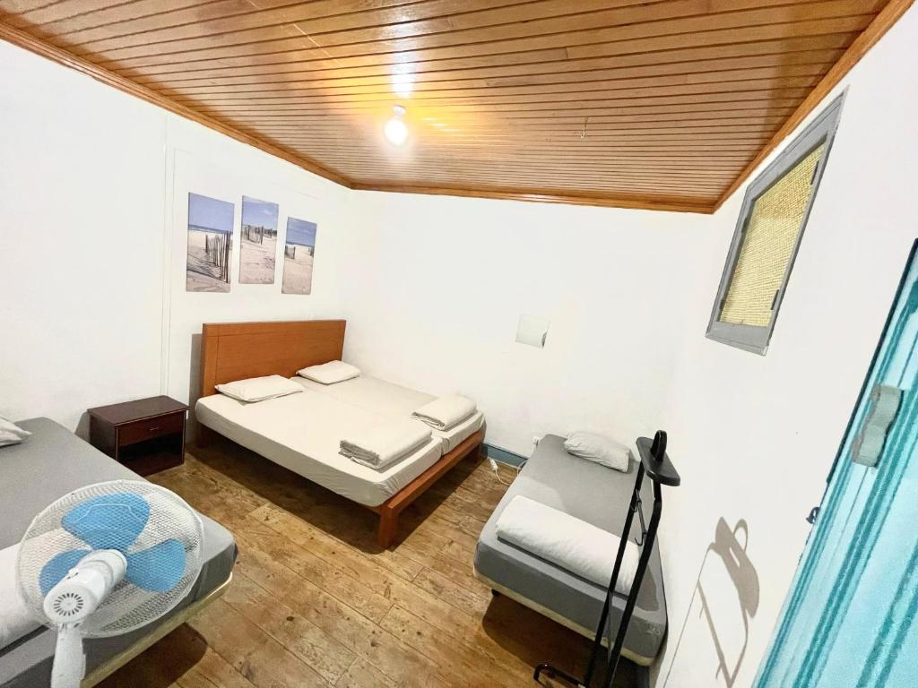 a bedroom with two beds and a window at Lisboa Parque Guest House in Lisbon