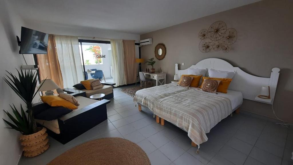 Una cama o camas en una habitación de Ti Koala