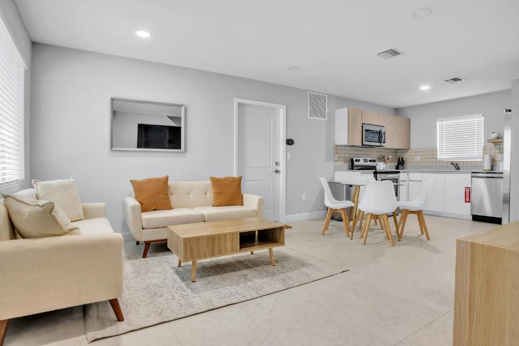 ein Wohnzimmer mit Sofa und Tisch in der Unterkunft Sistrunk Shades Villa #4 - Townhome Downtown Fort Lauderdale Near Cruise Port & FLL in Fort Lauderdale