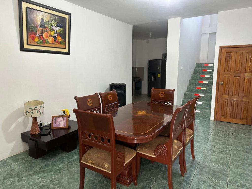 comedor con mesa de madera y sillas en EMMA HOUSE, en Puerto Baquerizo Moreno