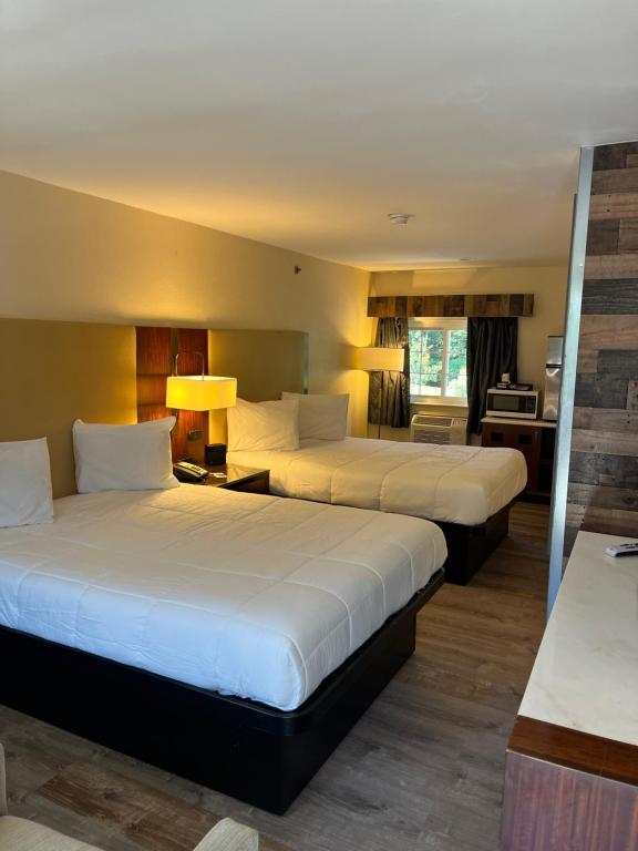 ein Hotelzimmer mit 2 Betten in einem Zimmer in der Unterkunft Anchorage Inn Rochester in Rochester