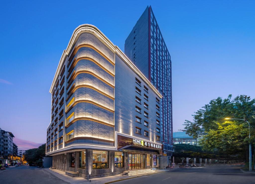 un bâtiment avec une façade incurvée dans une rue de la ville dans l'établissement Home2 Suites by Hilton Chengdu Kuanzhai Alley, à Chengdu