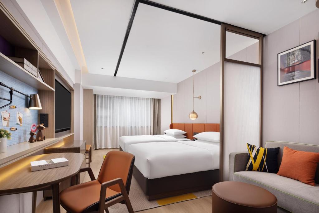 Postel nebo postele na pokoji v ubytování Home2 Suites by Hilton Chengdu Kuanzhai Alley