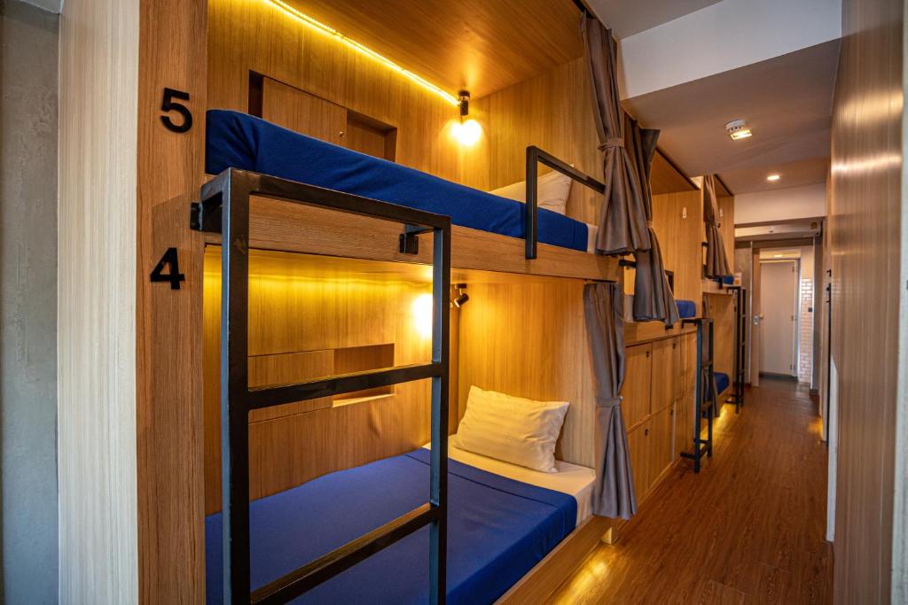 Palanda nebo palandy na pokoji v ubytování Patong Poshtel