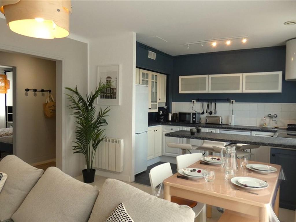 uma sala de estar com um sofá, uma mesa e uma cozinha em Appartement Saint-Jean-de-Monts, 3 pièces, 5 personnes - FR-1-323-280 em Saint-Jean-de-Monts
