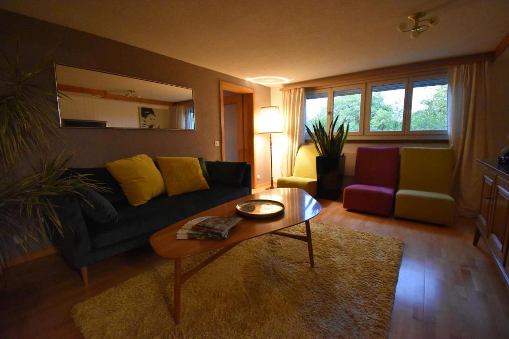 sala de estar con sofá y mesa de centro en Bonis 2,5 Zimmer Ferienwohnung, en Eschenz