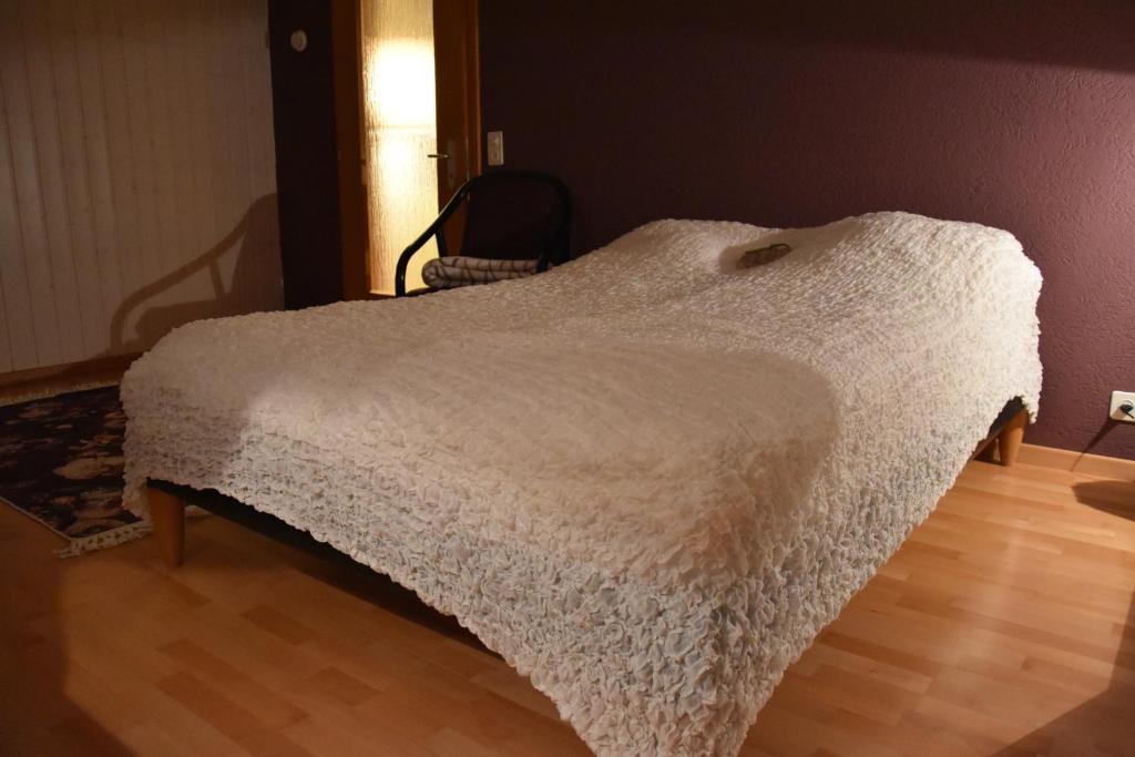 Postel nebo postele na pokoji v ubytování Bonis 2,5 Zimmer Ferienwohnung