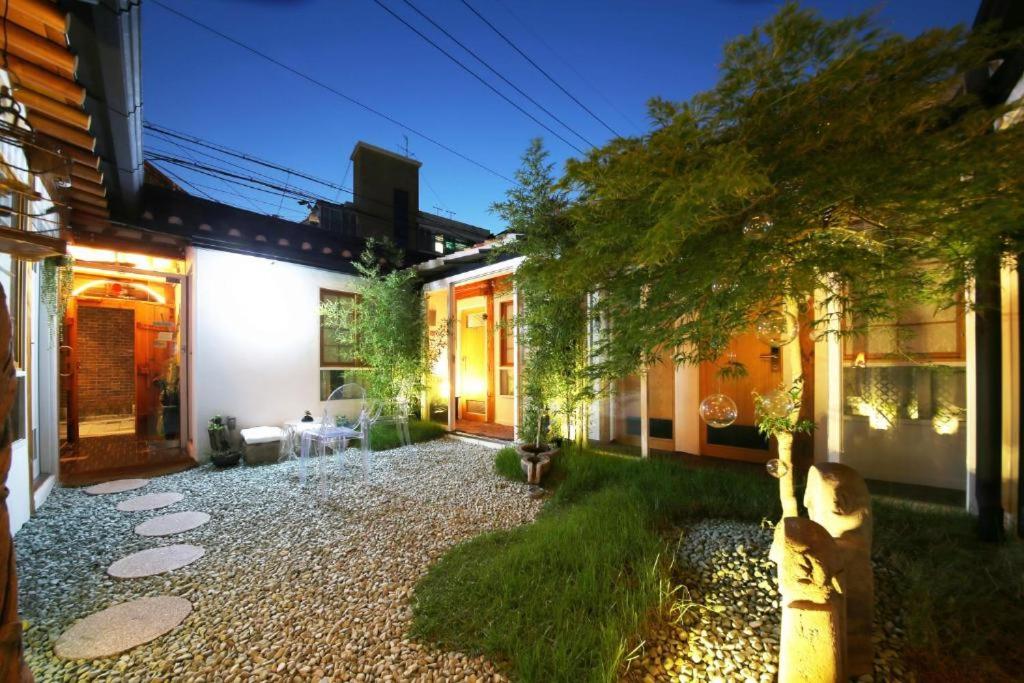 une maison avec un jardin dans la cour dans l'établissement NagNe House Boutique Hanok, à Séoul