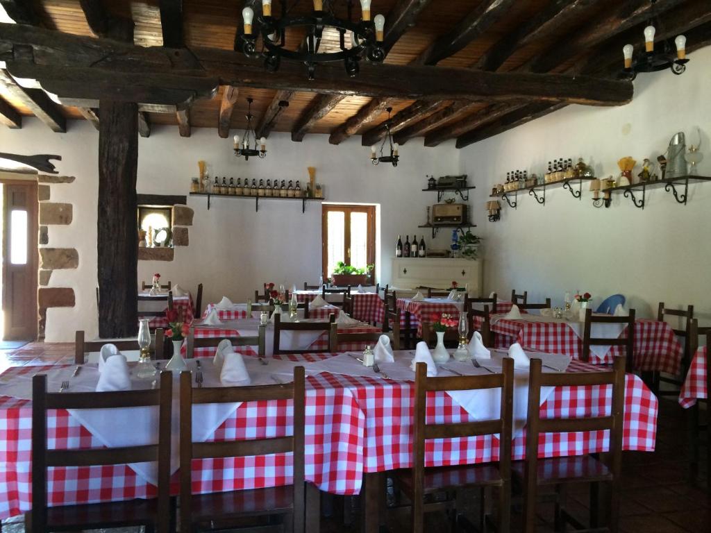 A restaurant or other place to eat at Camping Igara de San Sebastian