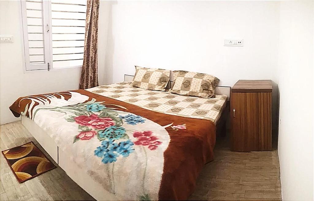 HOTEL HELIX -- RAJPURA -- Budget Rooms for Family, Couples, Solo Travellers - Habitación Doble Presupuestar