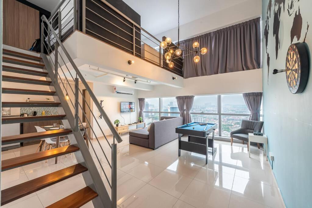 sala de estar con escalera y sofá en City View/PoolTable/Netflix/Darts/PinnaclePJ, en Petaling Jaya