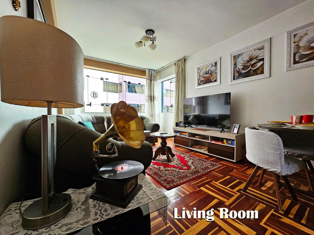 d'un salon avec un canapé et une lampe. dans l'établissement Puma Wasi, céntrico, acogedor, bien iluminado, à Cusco