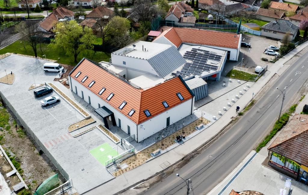 una vista aérea de un edificio en una calle en Eleven Business & Sport Hotel, en Jászárokszállás