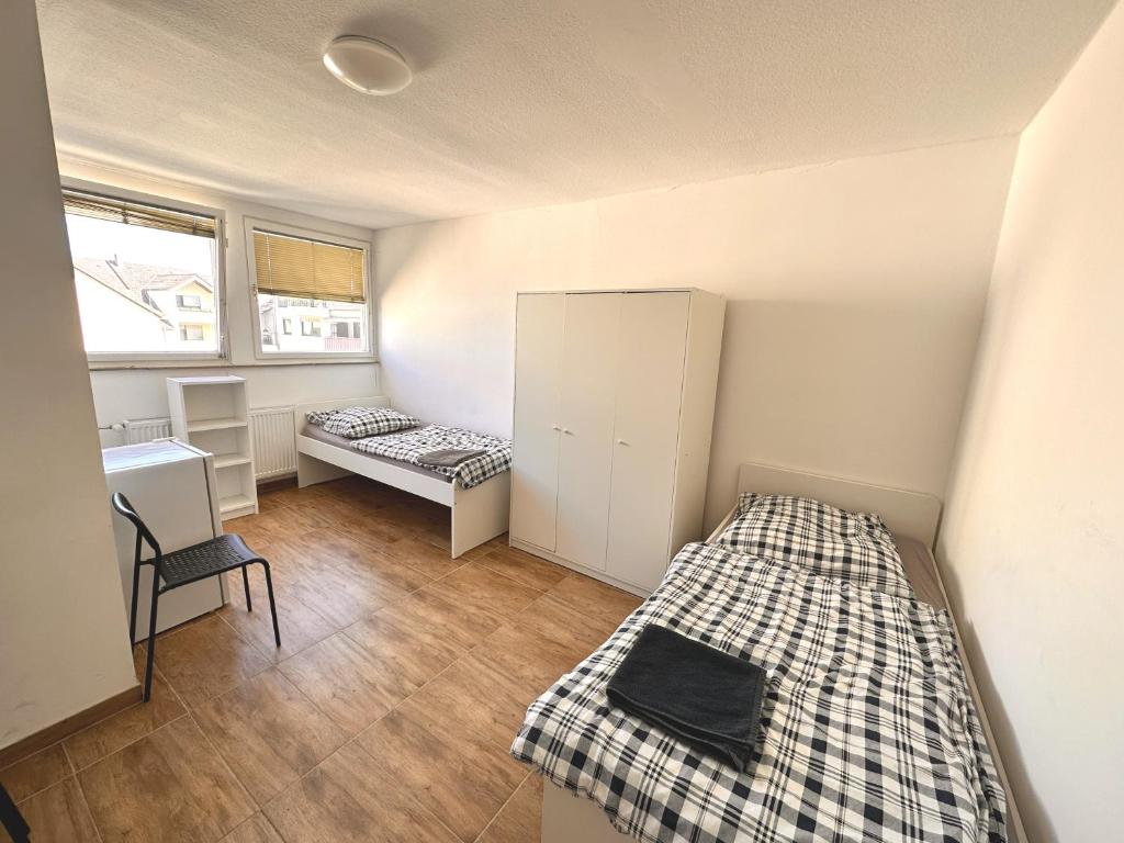 a small room with two beds and a desk at Monteurunterkunft Wolkersdorf in Schwabach