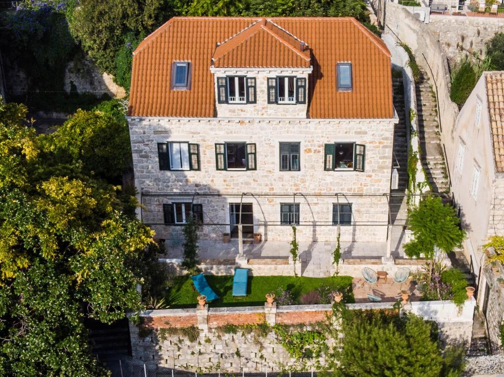una vista aérea de una casa con techo naranja en Villa Ani apartment Aquamarine, en Dubrovnik