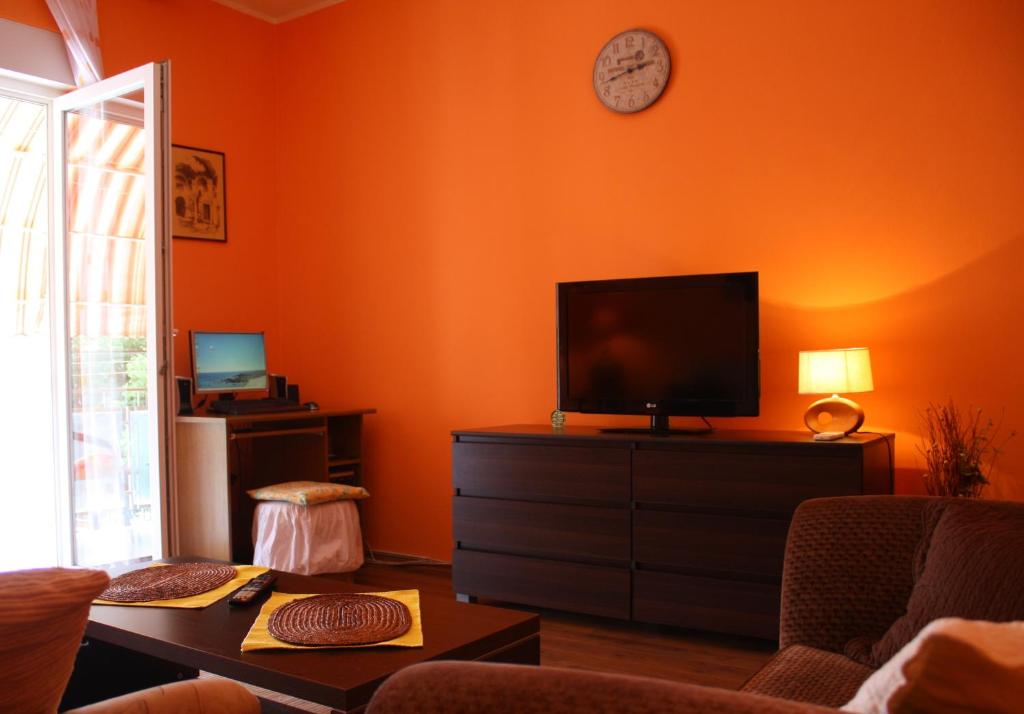 Televízia a/alebo spoločenská miestnosť v ubytovaní Apartment Sendy