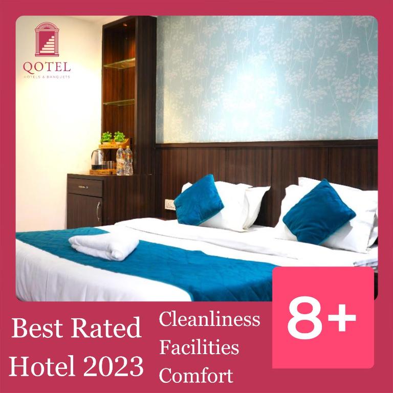 Postel nebo postele na pokoji v ubytování Qotel Hotel Rajouri Garden Above Ritu Marbles, Near Rajouri Garden Metro Station-Couple Friendly