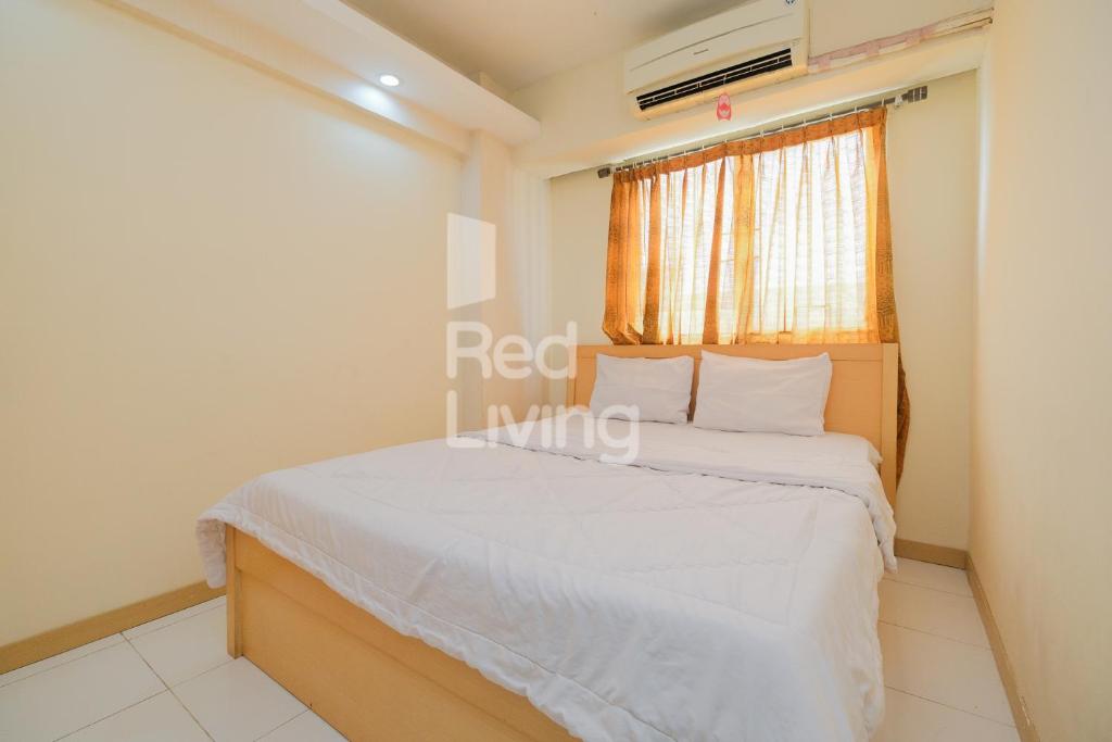 En eller flere senge i et værelse på RedLiving Apartemen Kebagusan City - Niki Room