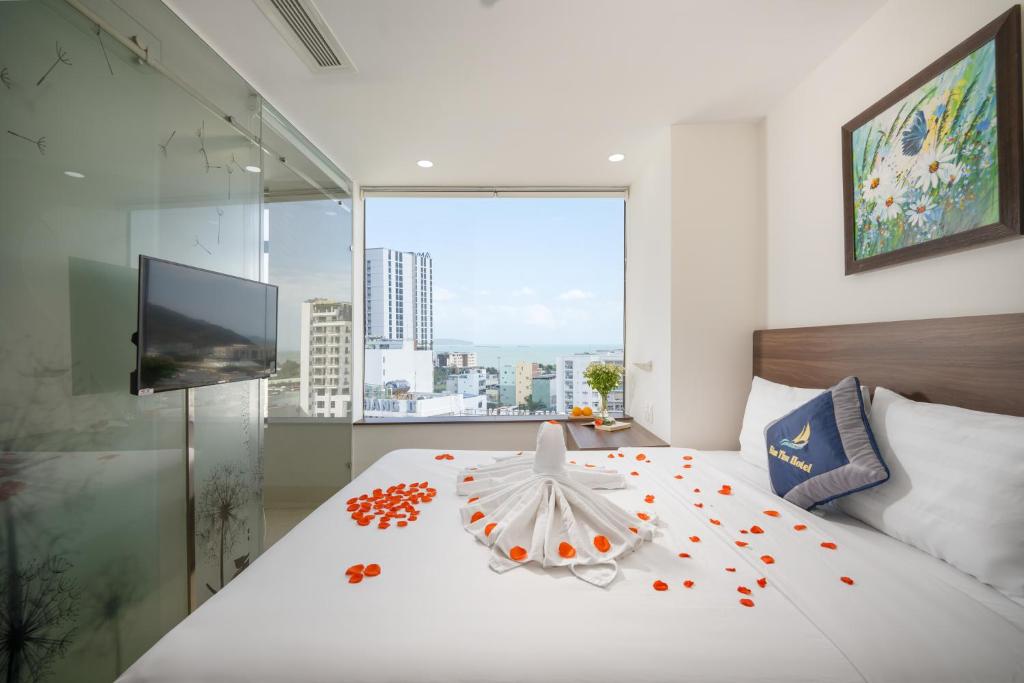 - une chambre dotée d'un lit avec une décoration florale dans l'établissement Nam Thu Hotel, à Quy Nhơn