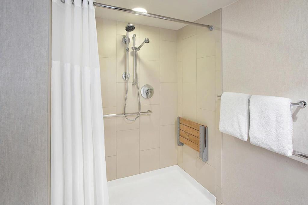 DoubleTree by Hilton Hotel Newark Airport - 