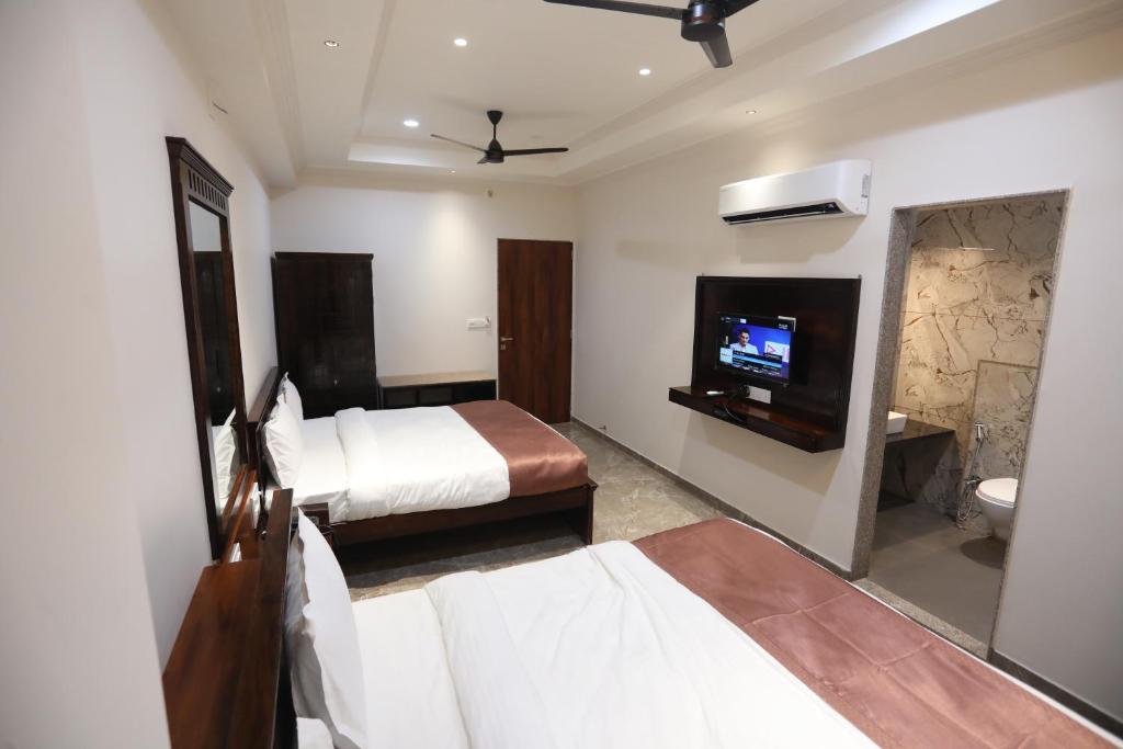 Una televisión o centro de entretenimiento en Chandan Kasturi Resort