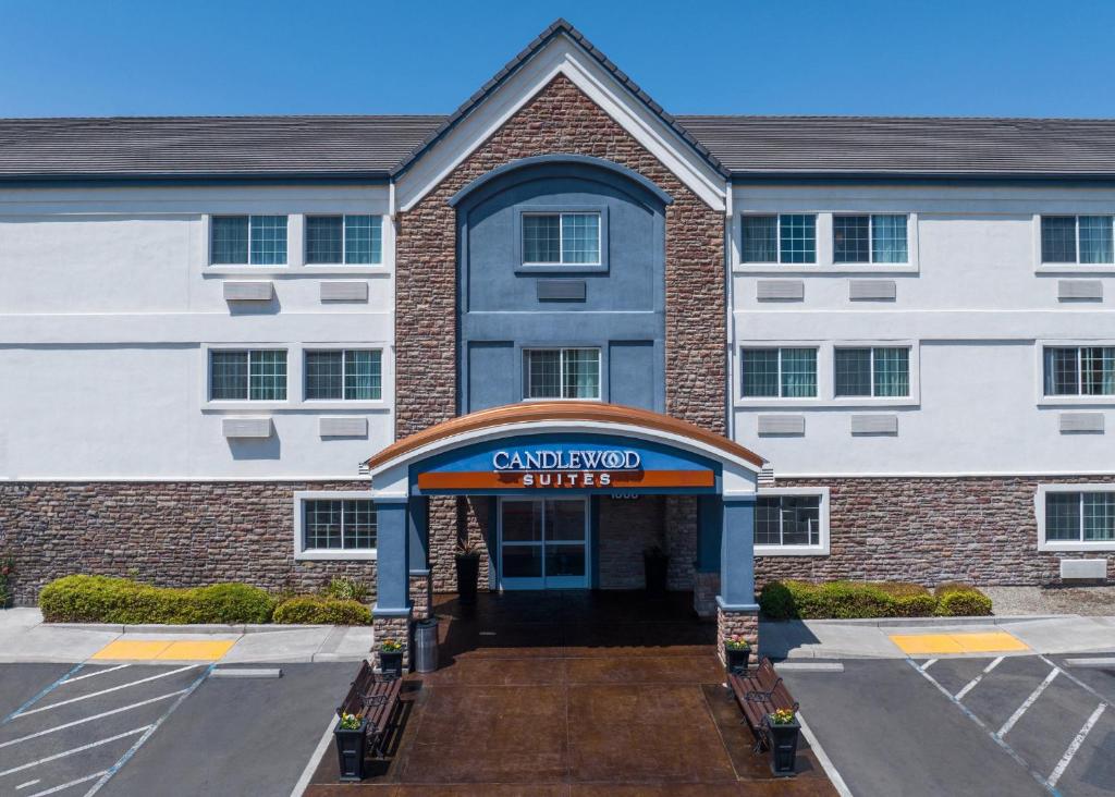 un edificio con una señal que lee unidades de respuesta de hormigas en Candlewood Suites Turlock, an IHG Hotel, en Turlock