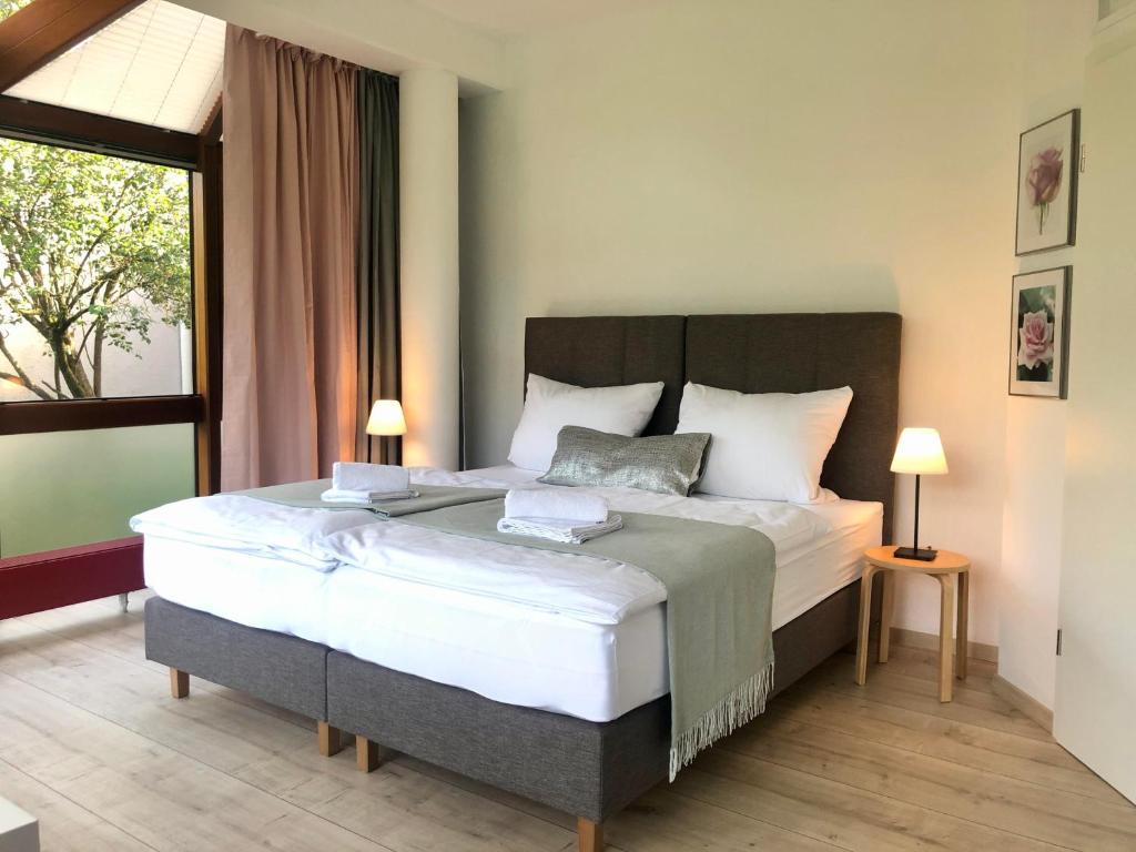 Un pat sau paturi într-o cameră la RhönZeit Apartements und Zimmer