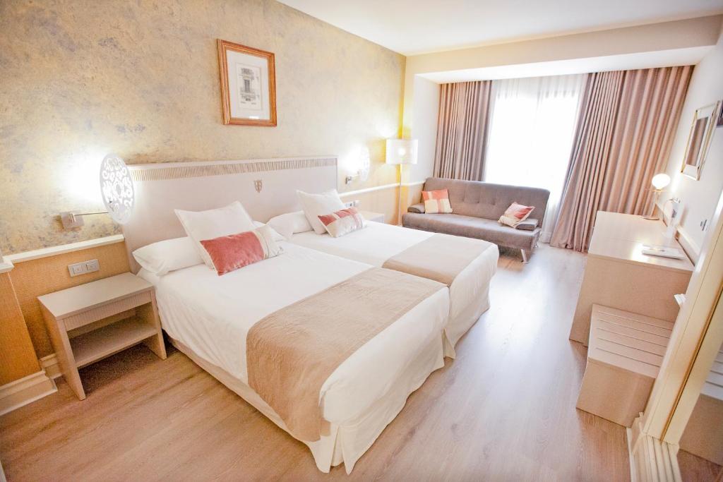 Postel nebo postele na pokoji v ubytování Hotel Alfonso VIII