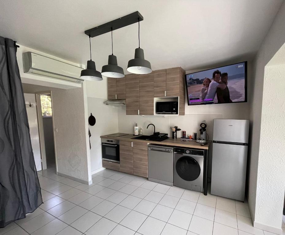 Η κουζίνα ή μικρή κουζίνα στο Appartement 211 Les Salicornes