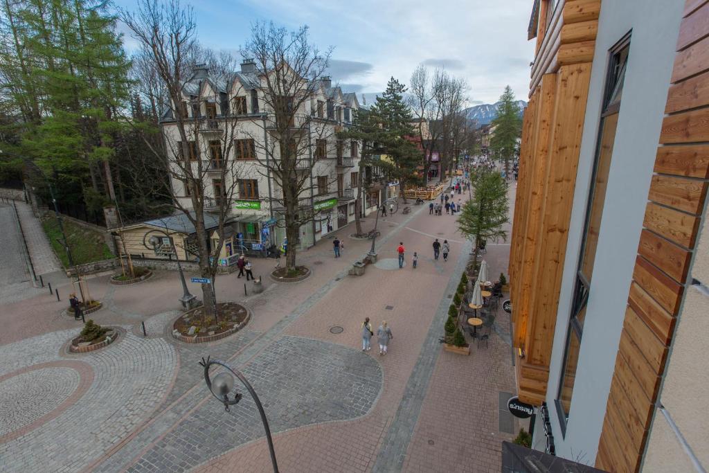 una vista aérea de una calle de la ciudad con gente caminando en Apartamenty Krupówki 4, en Zakopane
