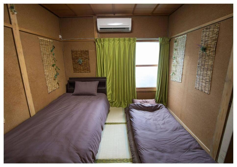 Postel nebo postele na pokoji v ubytování I Love Matsuyama